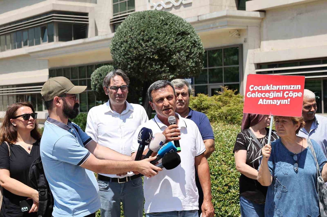 KATI ATIK TESİSİNE KARŞI 5 BİNDEN FAZLA İMZA BÜYÜKŞEHİR’E TESLİM EDİLDİ