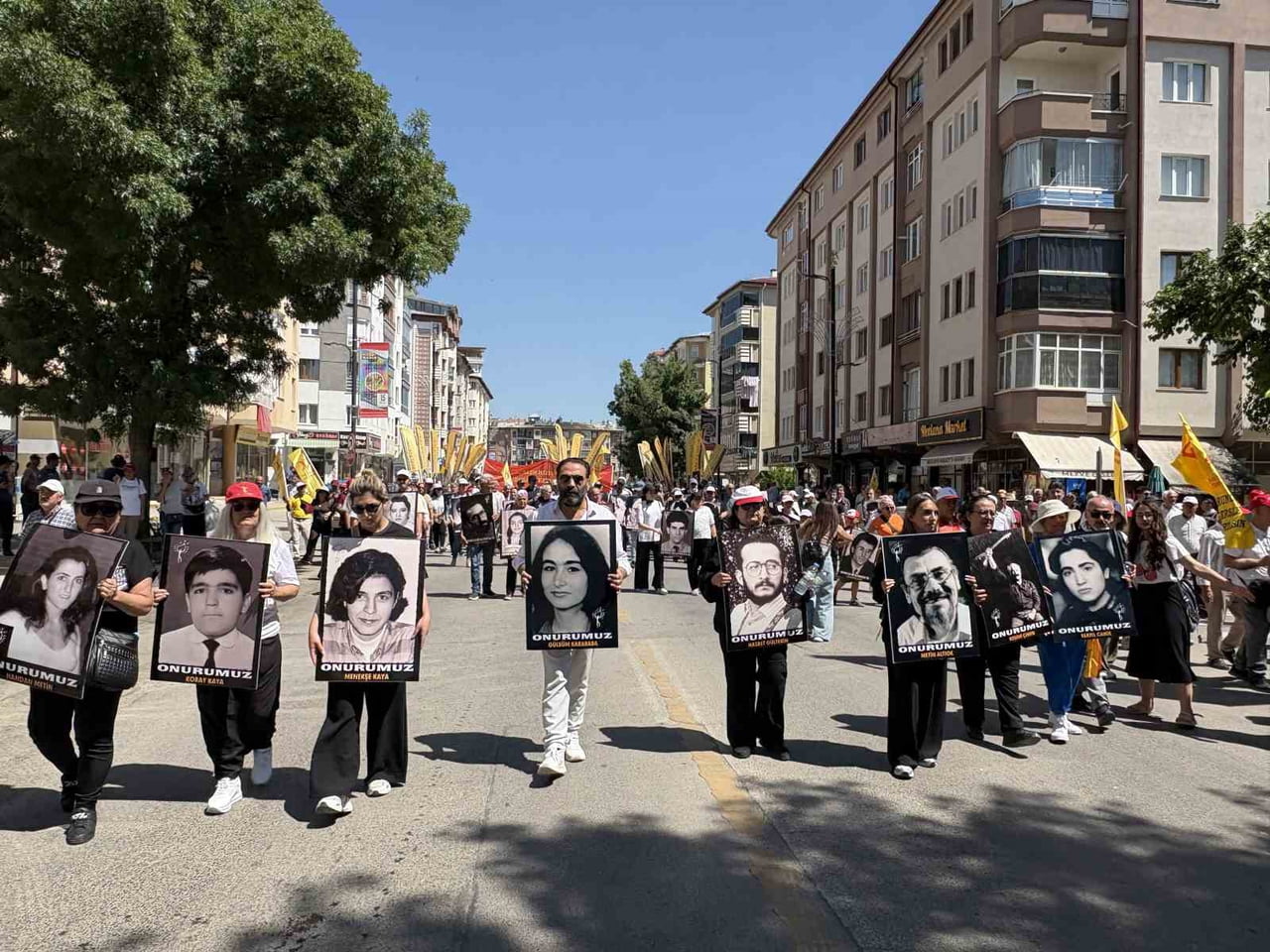 KATILIMCILAR YÜRÜYÜŞ BOYUNCA HAYATLARINI KAYBEDENLERİN FOTOĞRAFLARINI TAŞIDI.