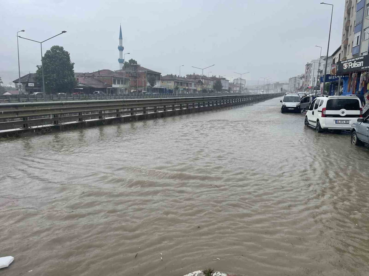 KAVAK’TA SAĞANAK YAĞIŞ ETKİLİ OLDU: YOLLAR GÖLE DÖNDÜ, MAZGALLAR TAŞTI