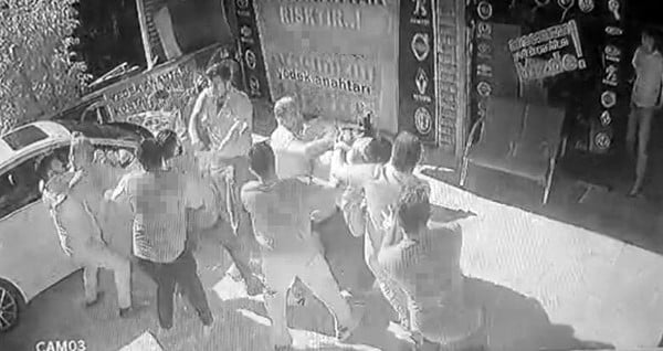 KAVGA ANI DÜKKANIN GÜVENLİK KAMERASINA YANSIDI.