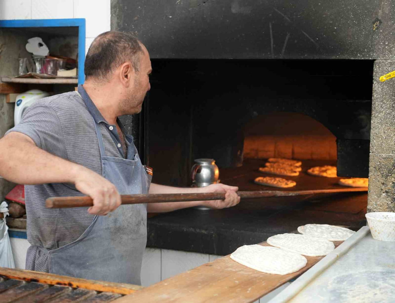 KAVURUCU SICAKLAR TÜM YURDU ETKİSİ ALTINA ALIRKEN, 250 DERECE SICAKLIKTAKİ FIRINLARIN BAŞINDA...