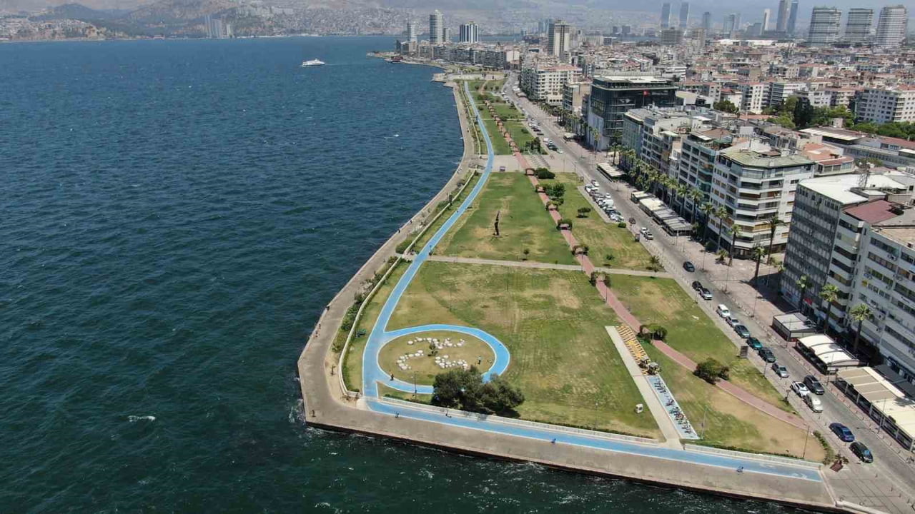 KAVURUCU SICAKLAR VE YÜKSEK NEM NEDENİYLE KENTİN EN İŞLEK NOKTALARINDAN KORDON BOYU BOŞ KALDI.