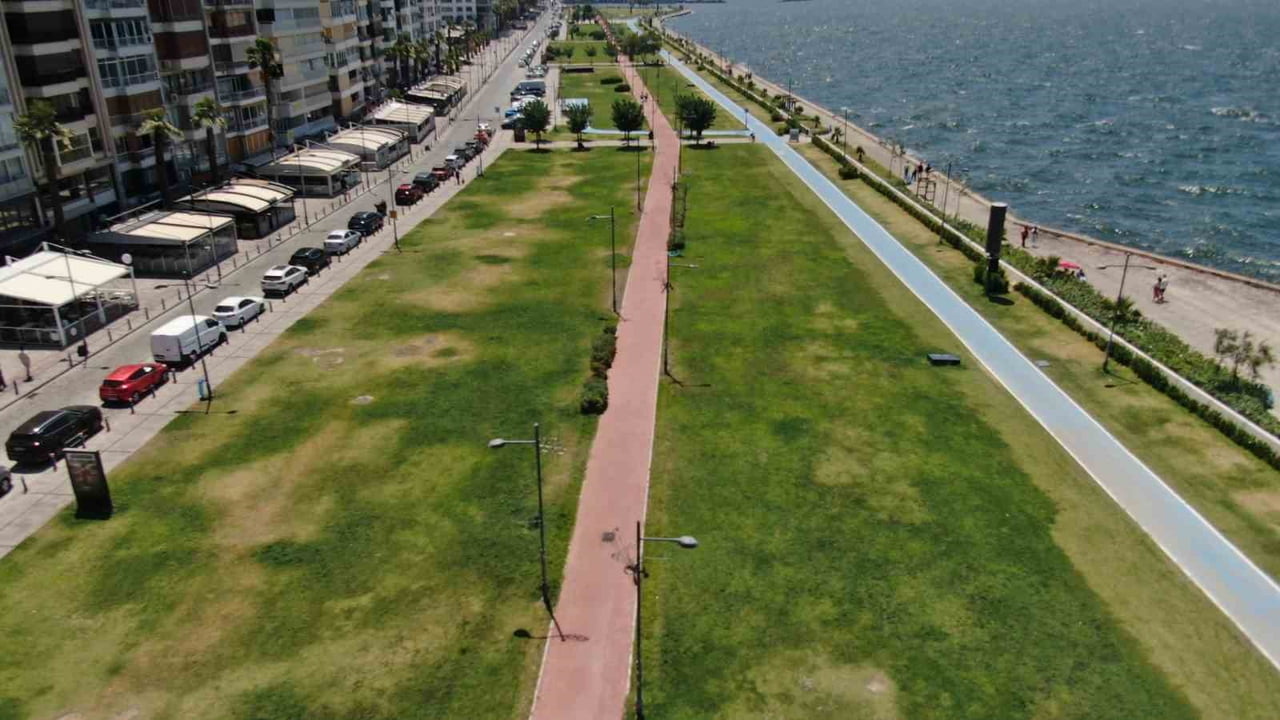 KAVURUCU SICAKLAR VE YÜKSEK NEM NEDENİYLE KENTİN EN İŞLEK NOKTALARINDAN KORDON BOYU BOŞ KALDI.