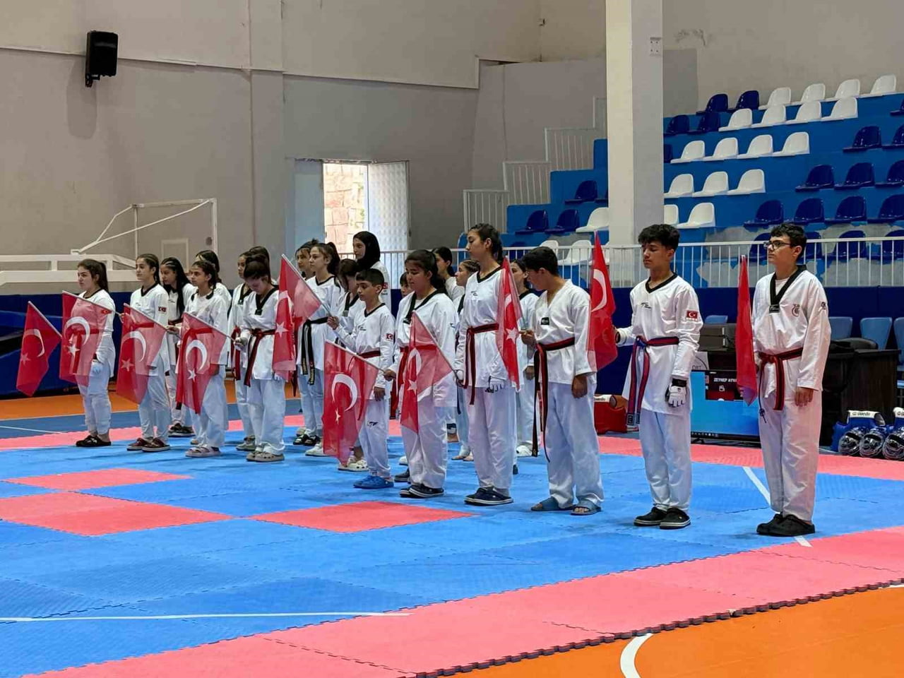 KAYSERİ'DE 300 SPORCUNUN KATILIMI İLE 15 TEMMUZ DEMOKRASİ VE MİLLİ BİRLİK GÜNÜ ANADOLU YILDIZLAR...