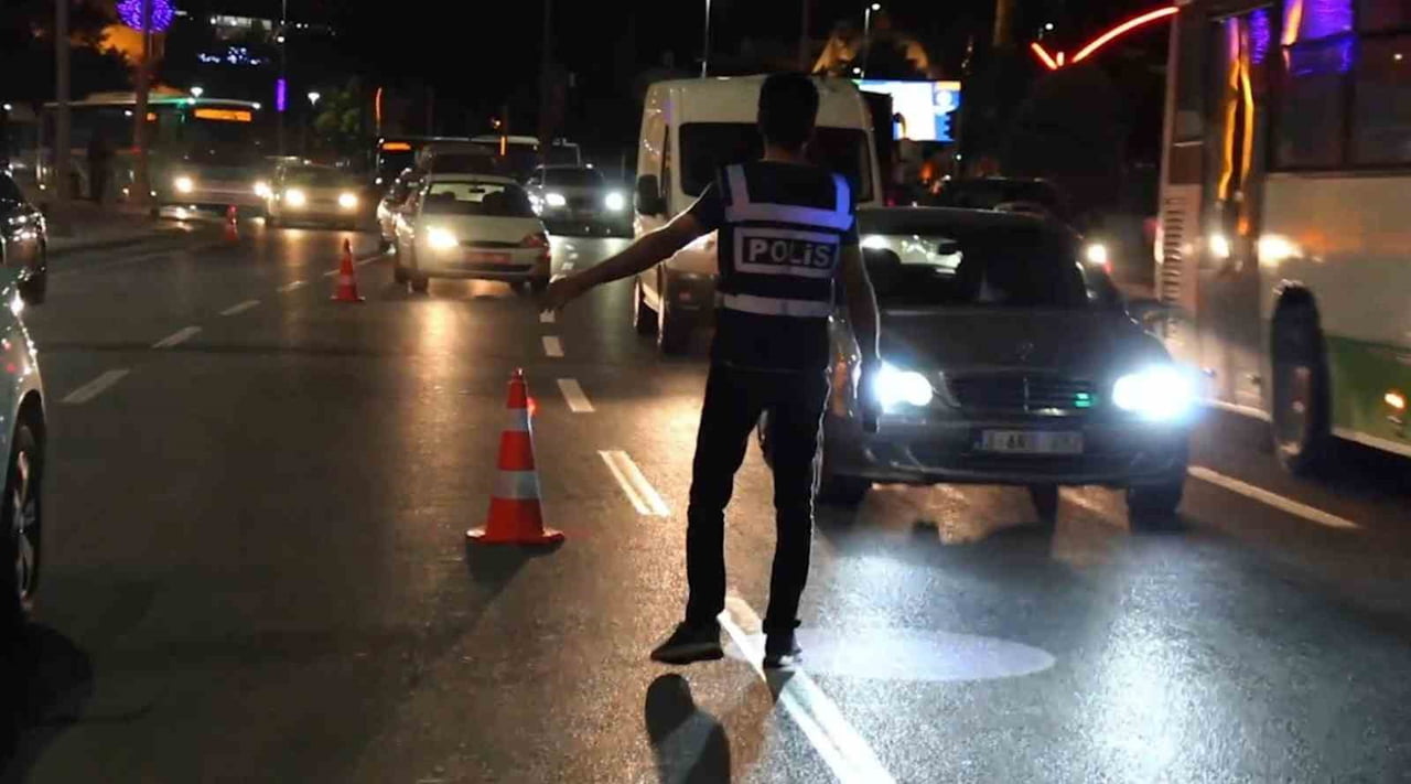 KAYSERİ'DE 725 POLİSİN KATILIMI 55 FARKLI NOKTADA GERÇEKLEŞTİRİLEN HUZUR UYGULAMASINDA 21 BİN 122...