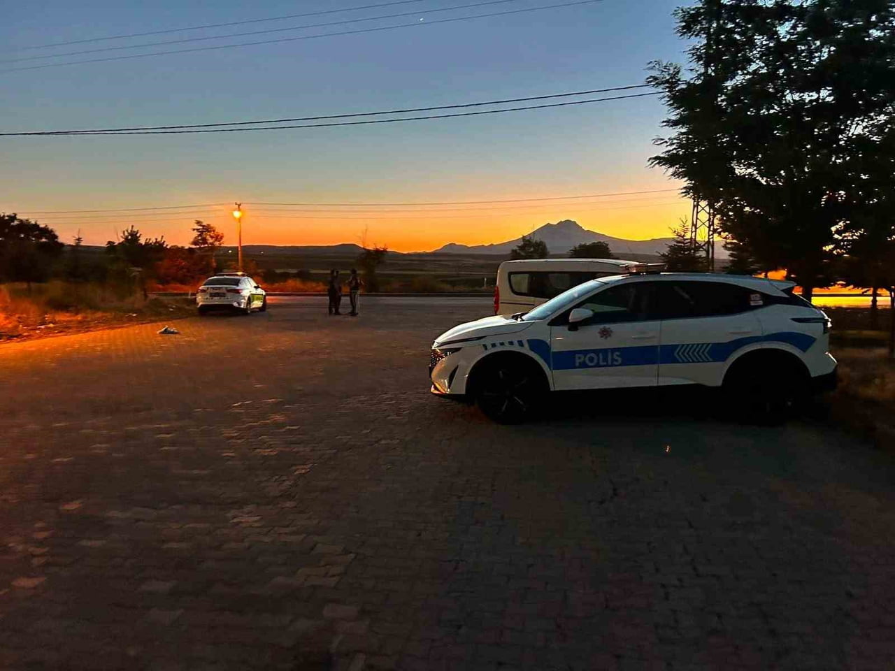 KAYSERİ'DE OTOMOBİLİN VE MİNİBÜSÜN ÇARPIŞTIĞI KAZA SONRASI OLAY YERİNDEN KAÇMAYA ÇALIŞAN...