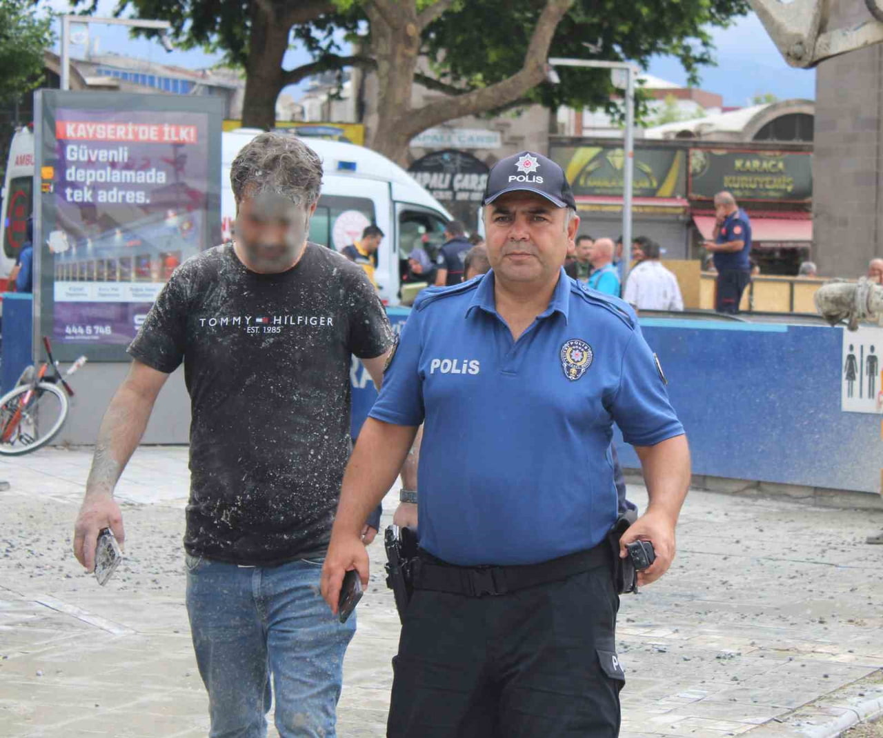 KAYSERİ'DE YER ALTI ÇARŞISI GİRİŞİNDE VATANDAŞLARIN ÜZERİNE BETON MİKSERİNİN POMPASININ PATLAMASI...