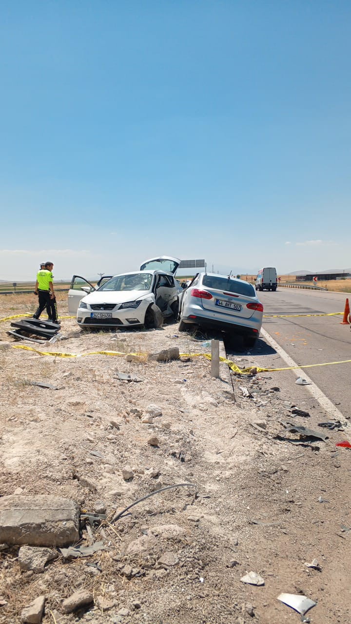 KAYSERİ'NİN BÜNYAN İLÇESİNDE 2 OTOMOBİLİN ÇARPIŞMASI SONUCU 2 KİŞİ HAYATINI KAYBETTİ, 9 KİŞİ ...