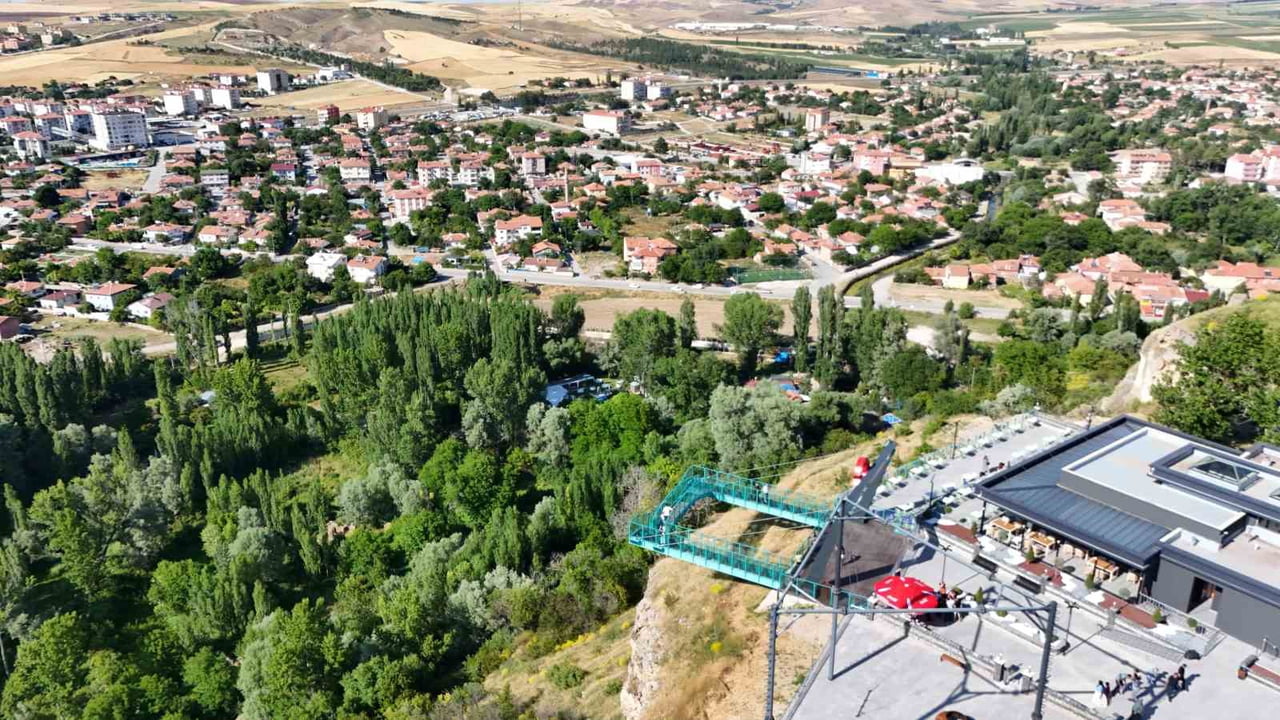 KAYSERİ'NİN BÜNYAN İLÇESİNDE BULUNAN CAM TERAS; DOĞA TUTKUNLARI VE ADRENALİN TUTKUNLARINI...