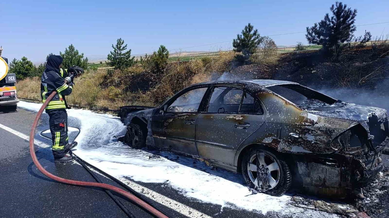 KAYSERİ'NİN BÜNYAN İLÇESİNDE SEYİR HALİNDEYKEN ALEV ALAN OTOMOBİL KULLANILAMAZ HALE GELDİ.