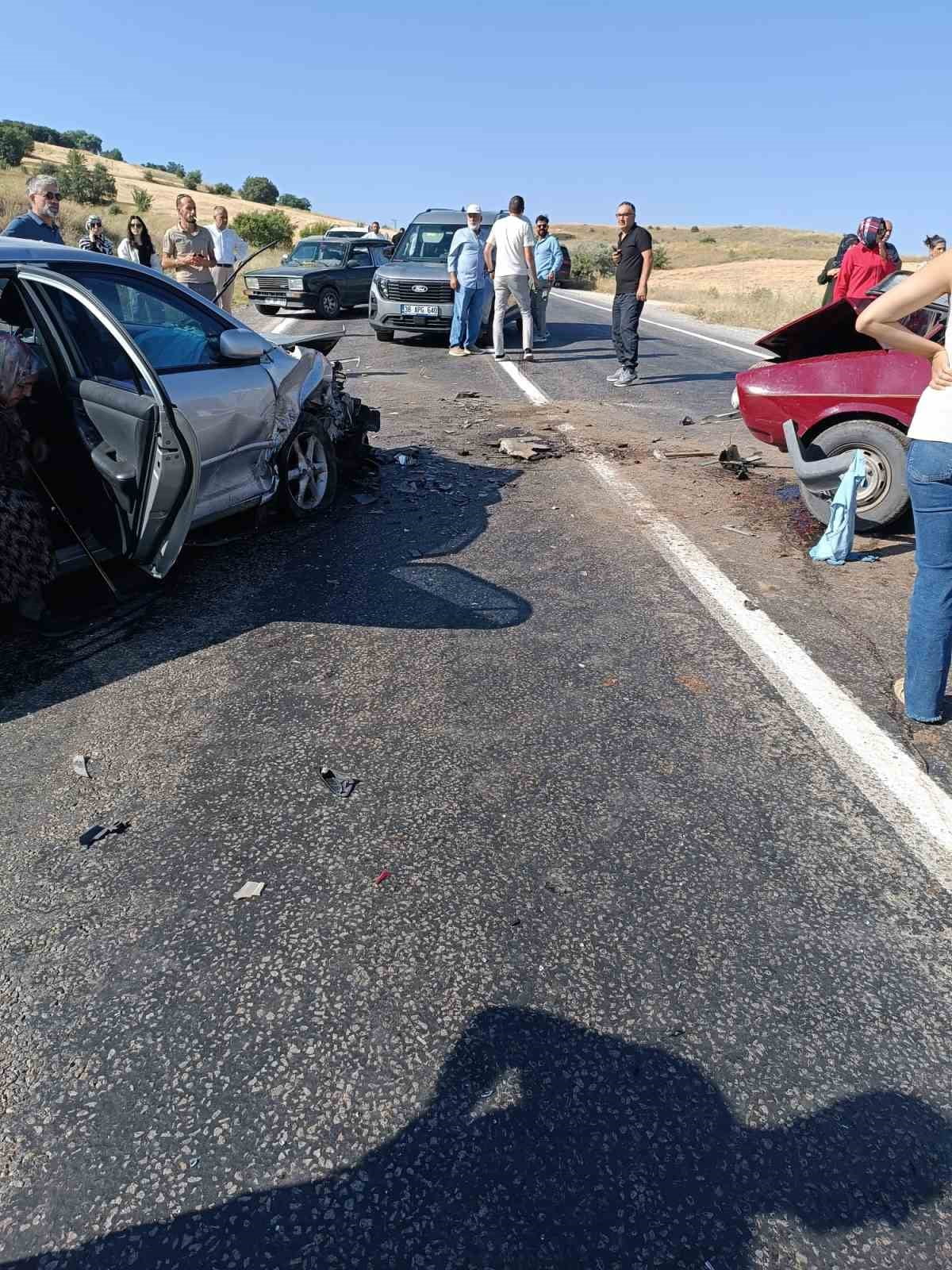 KAYSERİ'NİN FELAHİYE İLÇESİNDE 2 OTOMOBİLİN ÇARPIŞTIĞI KAZADA 1 KİŞİ HAYATINI KAYBETTİ, YARALANAN...