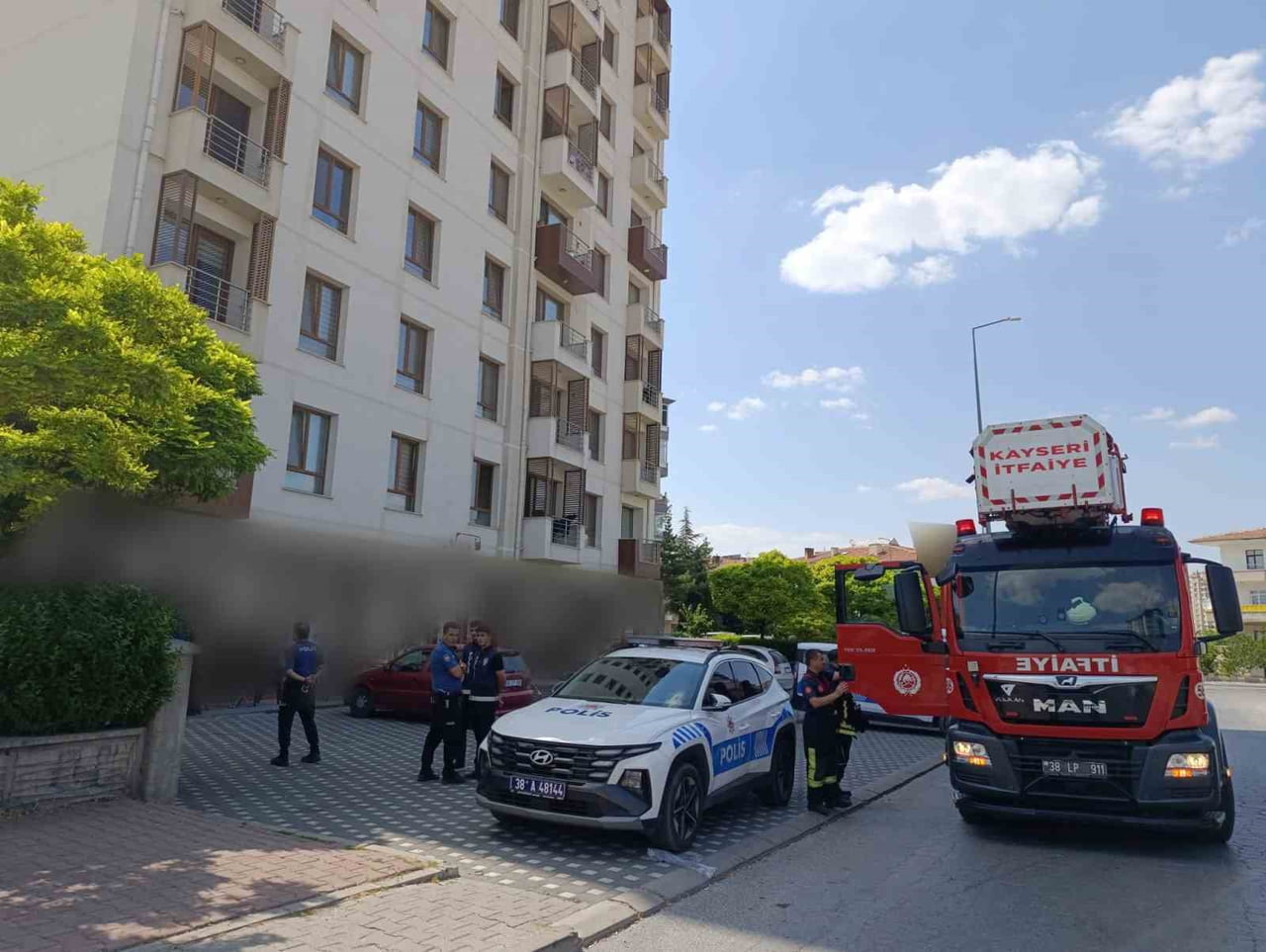 KAYSERİ'NİN MELİKGAZİ İLÇESİNDE 5 KATIN PENCERESİNDEN DÜŞEN 11 YAŞINDAKİ ÇOCUK AĞIR...
