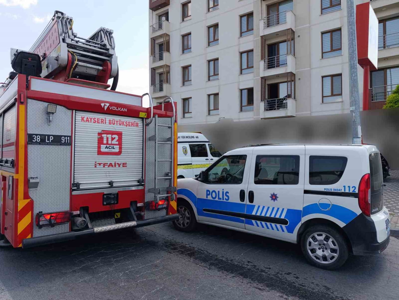 KAYSERİ'NİN MELİKGAZİ İLÇESİNDE 5 KATIN PENCERESİNDEN DÜŞEN 11 YAŞINDAKİ ÇOCUK AĞIR...