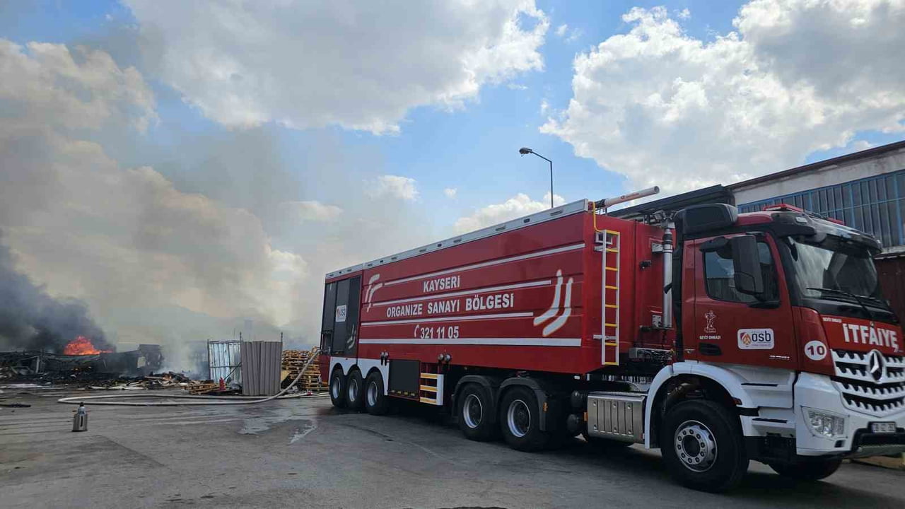 KAYSERİ'NİN MELİKGAZİ İLÇESİNDE AÇIK ALANDA ÇIKAN HURDA YANGINI YAKLAŞIK 2 SAATLİK ÇALIŞMALAR...