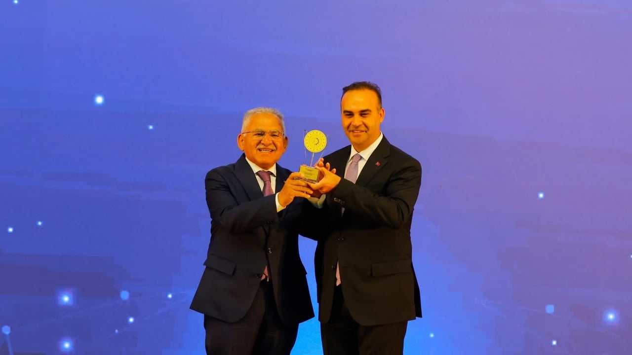 KAYSERİ BÜYÜKŞEHİR BELEDİYE BAŞKANI DR. MEMDUH BÜYÜKKILIÇ, 2025 VERİMLİLİK PROJE ÖDÜLLERİ...