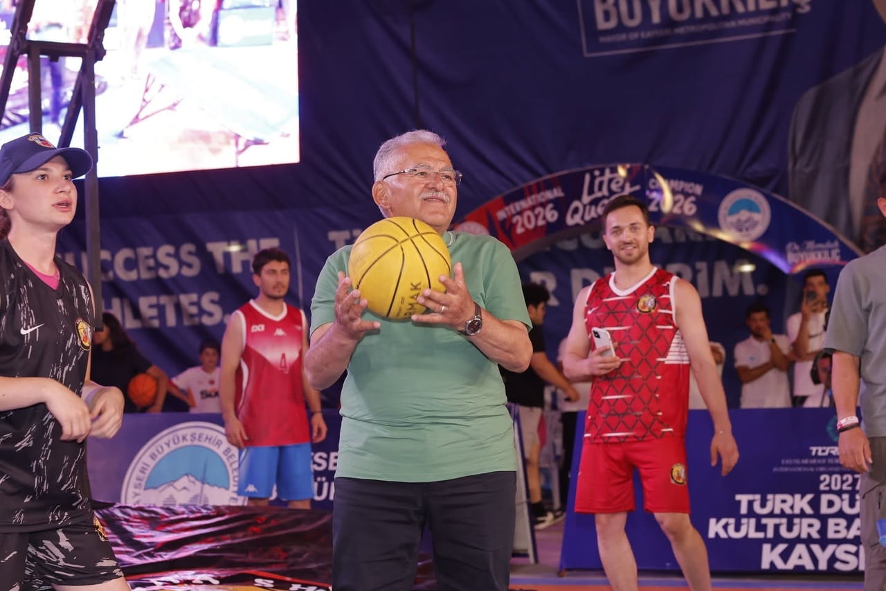 KAYSERİ BÜYÜKŞEHİR BELEDİYE BAŞKANI DR. MEMDUH BÜYÜKKILIÇ, BÜYÜKŞEHİR BELEDİYESİ SPOR A.Ş....