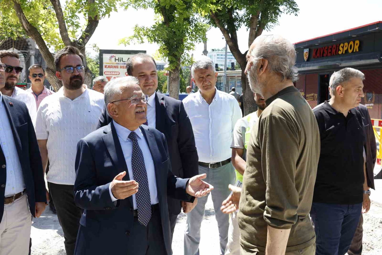 KAYSERİ BÜYÜKŞEHİR BELEDİYE BAŞKANI DR. MEMDUH BÜYÜKKILIÇ, CUMHURİYET MEYDANI'NDA DEVAM EDEN...