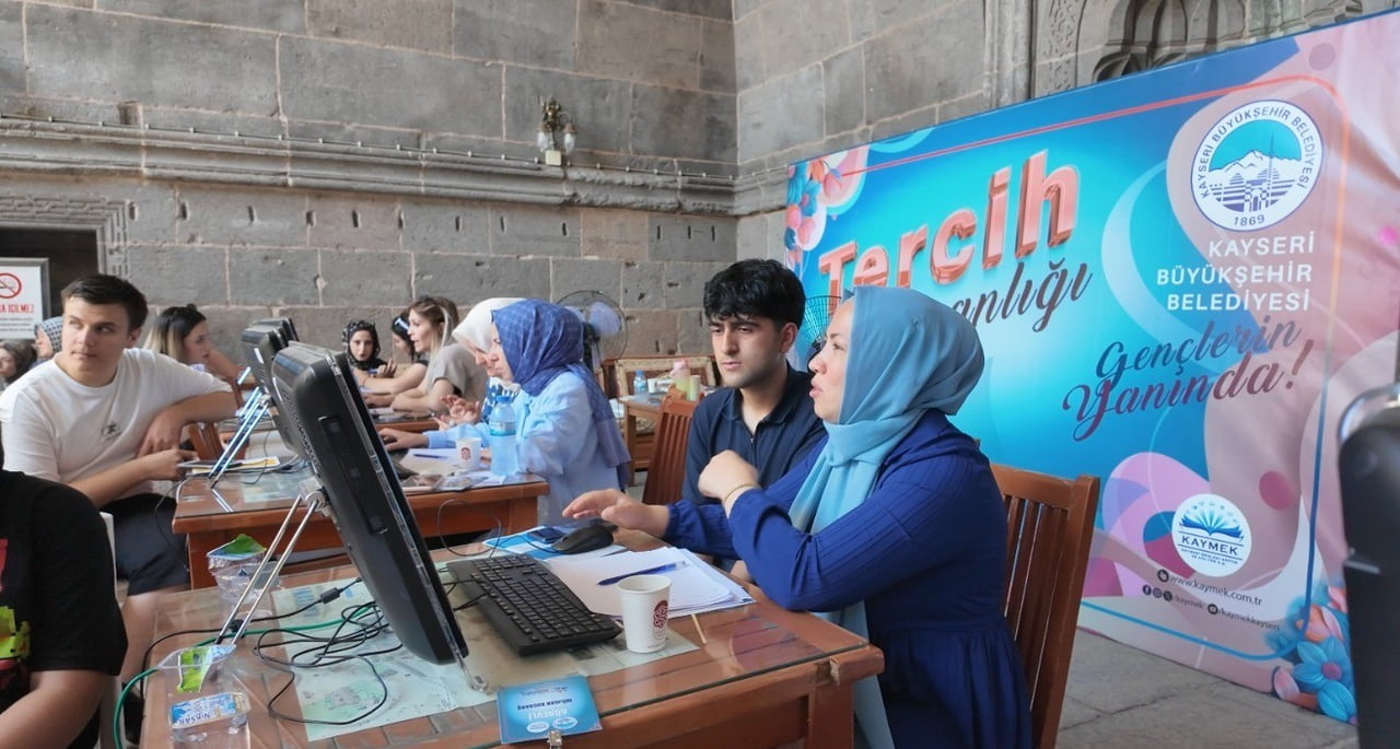 KAYSERİ BÜYÜKŞEHİR BELEDİYESİ’NİN KAYMEK AİLE AKADEMİSİ KOORDİNASYONUNDA HUNAT HATUN MEDRESESİ’NDE...
