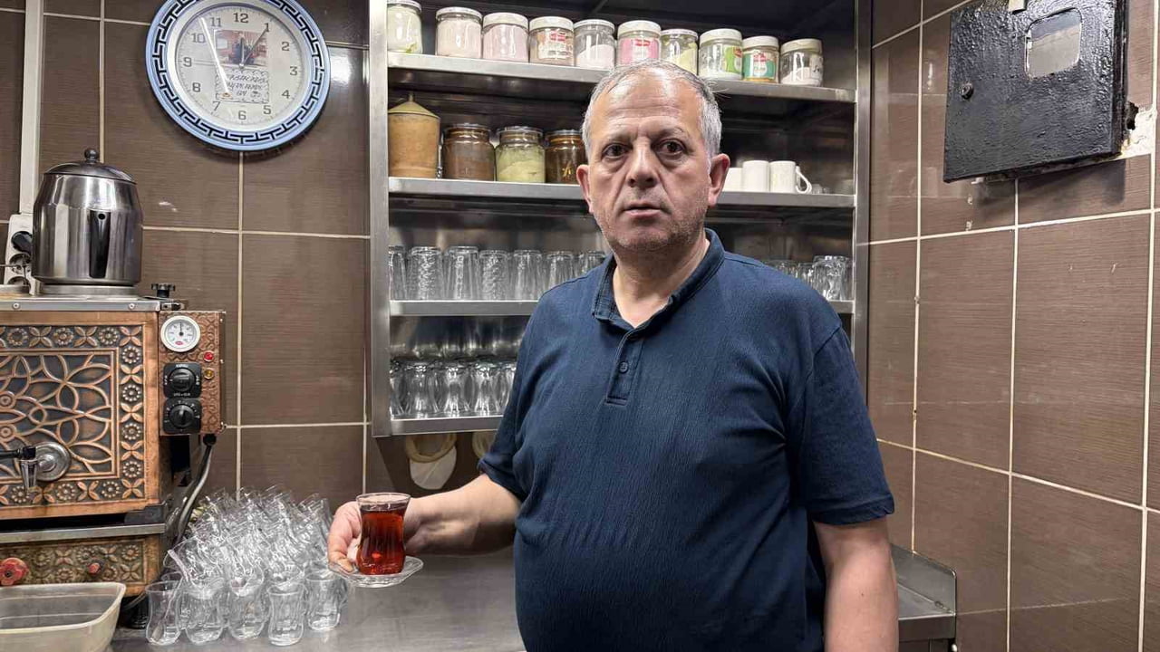 KAYSERİ’DE 13 YAŞINDAN BU YANA ÇAYCILIK YAPAN RASİM KUŞ, 4 METRE KARE DÜKKÂNDA 43 YILDIR ÇAY...