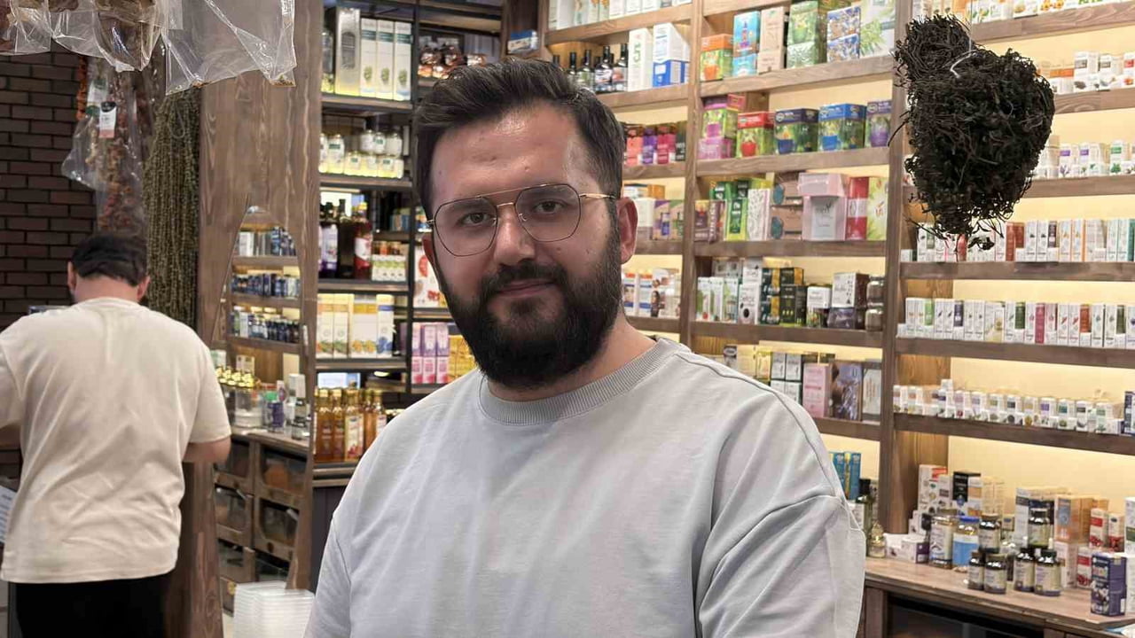 KAYSERİ’DE AKTARLIK YAPAN MUHAMMED HANZALA ALTUN; SICAK YAZ GÜNLERİNDEN DOLAYI MEYDANA GELEN TER...