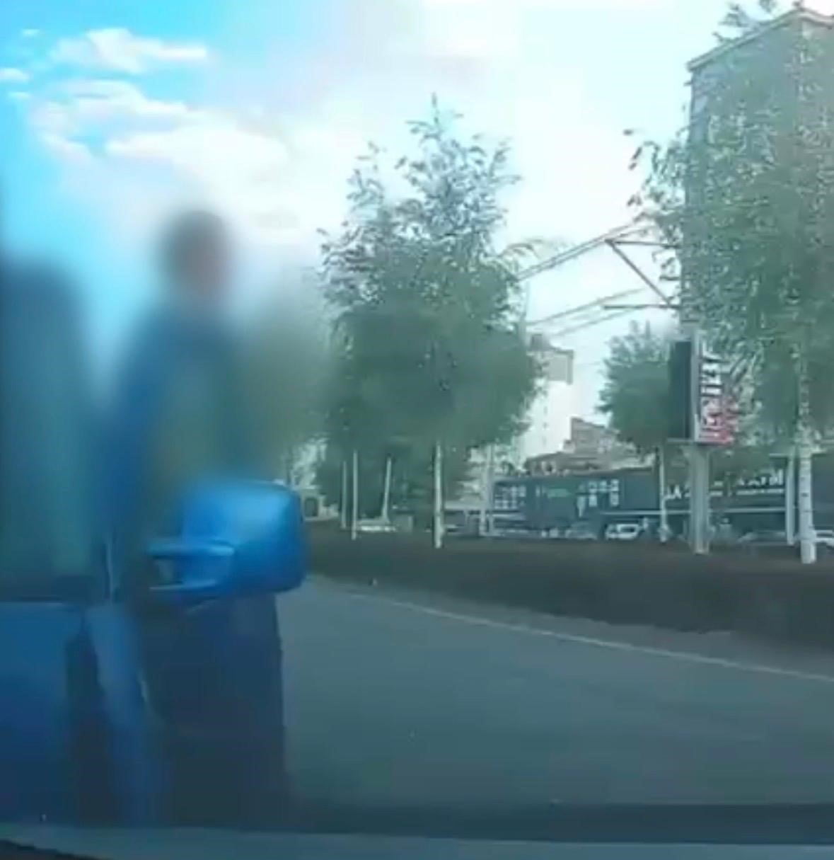 KAYSERİ’DE PANELVAN ARAÇLA ÖNÜNDE İLERLEYEN OTOMOBİLE ARKADAN ÇARPAN VE KAZA SONRASI SALDIRI...