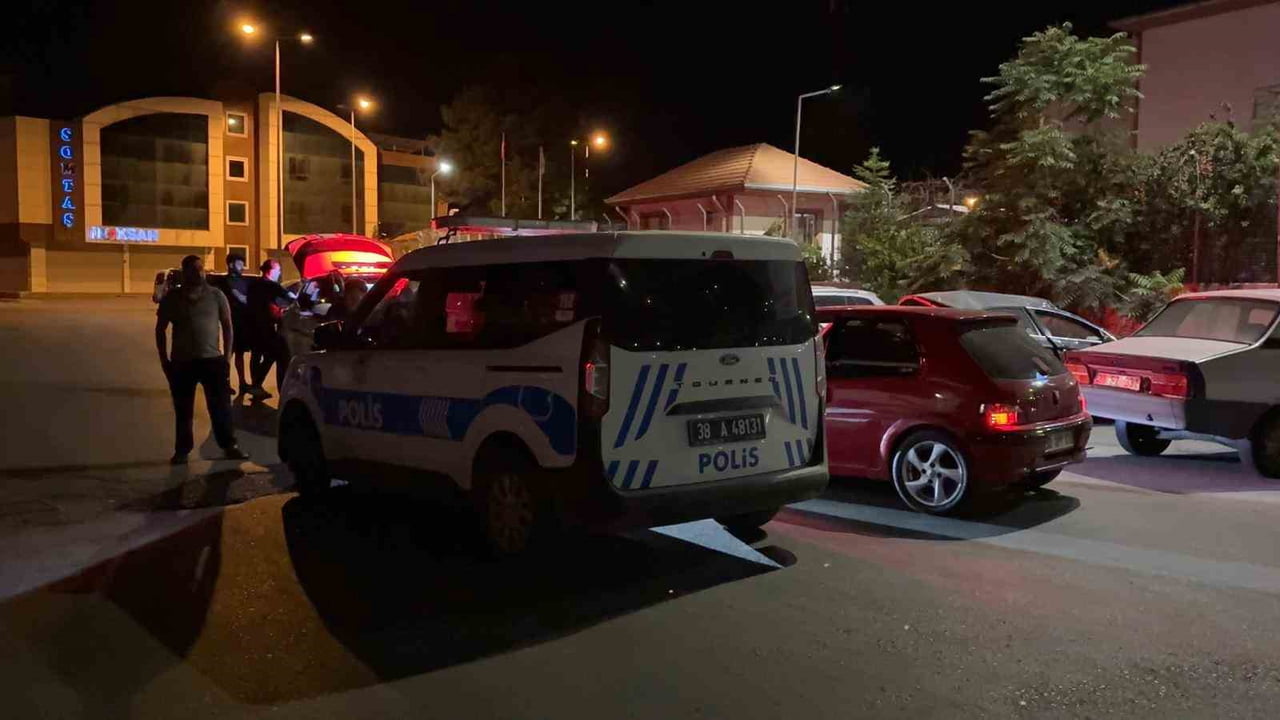 KAYSERİ’DE POLİS EKİPLERİNİN ‘DUR’ İHTARINA UYMAYAN SÜRÜCÜNÜN YAPILAN KONTROLLERDE 0.57 PROMİL...
