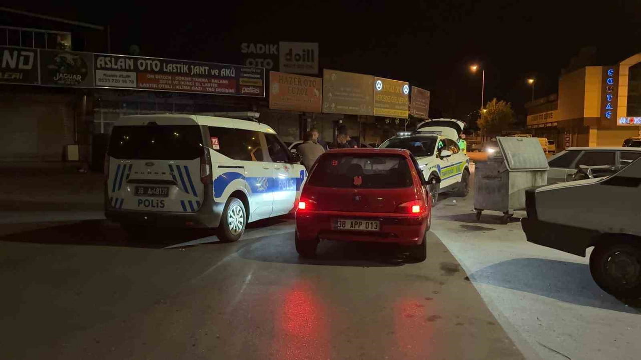 KAYSERİ’DE POLİS EKİPLERİNİN ‘DUR’ İHTARINA UYMAYAN SÜRÜCÜNÜN YAPILAN KONTROLLERDE 0.57 PROMİL...