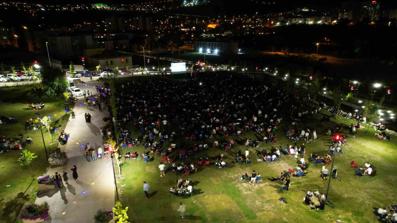 KAYSERİ’DE VATANDAŞLAR, İSPANYA-ARJANTİN ARASINDA OYNANAN 2026 DÜNYA KUPASI FİNALİNİ TALAS...