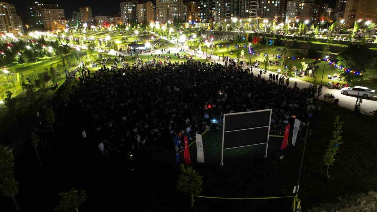 KAYSERİ’DE VATANDAŞLAR, İSPANYA-ARJANTİN ARASINDA OYNANAN 2026 DÜNYA KUPASI FİNALİNİ TALAS...