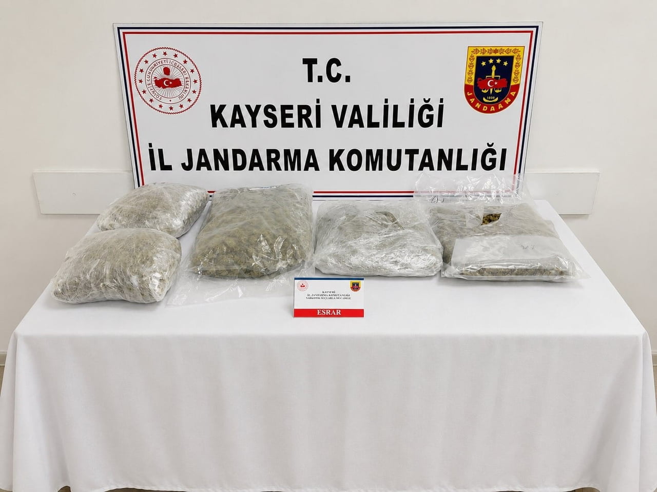 KAYSERİ İL JANDARMA KOMUTANLIĞI EKİPLERİNCE YAPILAN ÇALIŞMALARDA BİR ARAÇTA TOPLAM 5 KİLO...