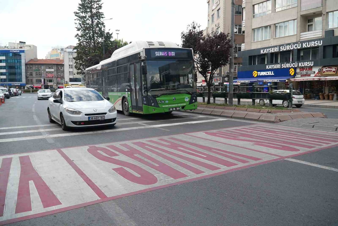 KAYSERİ’NİN ARAÇ VE YAYA TRAFİĞİ BAKIMINDAN EN YOĞUN NOKTALARINDAN BİRİ OLAN İNÖNÜ BULVARI’NDA...