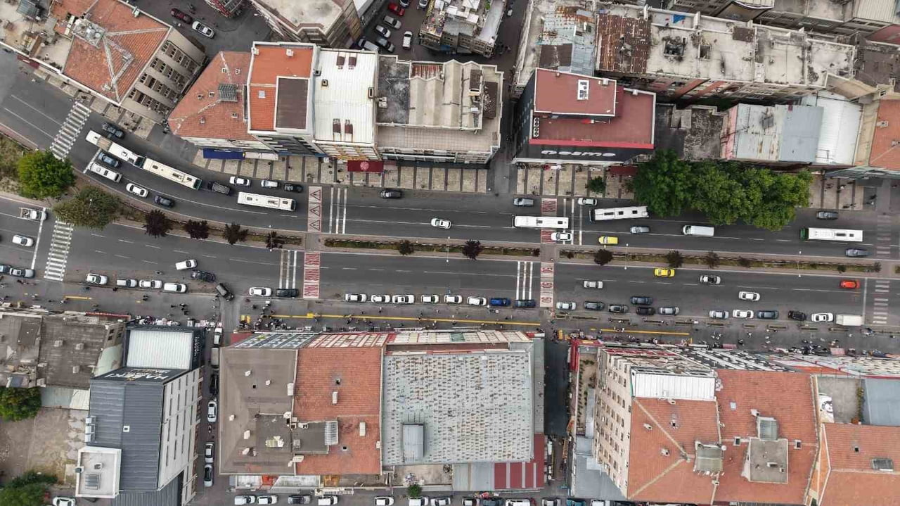 KAYSERİ’NİN ARAÇ VE YAYA TRAFİĞİ BAKIMINDAN EN YOĞUN NOKTALARINDAN BİRİ OLAN İNÖNÜ BULVARI’NDA...