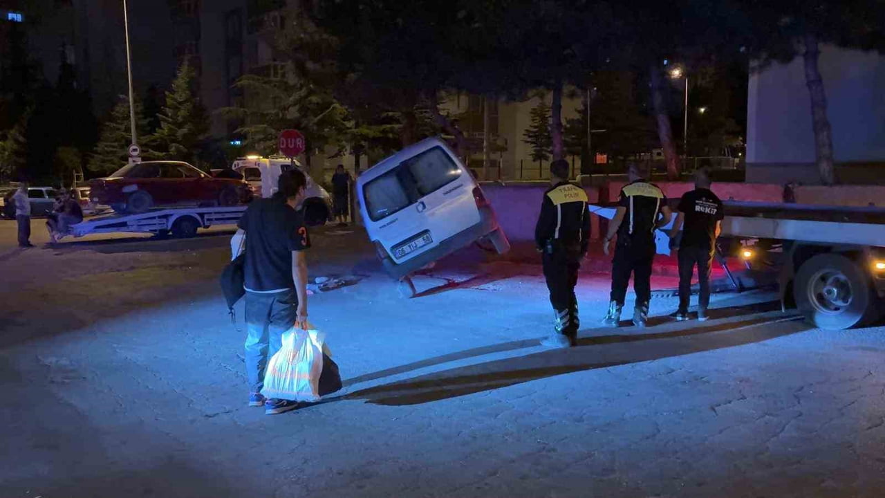 KAYSERİ’NİN KOCASİNAN İLÇESİNDE HAFİF TİCARİ ARAÇLA OTOMOBİLİN ÇARPIŞTIĞI TRAFİK KAZASINDA HAFİF...