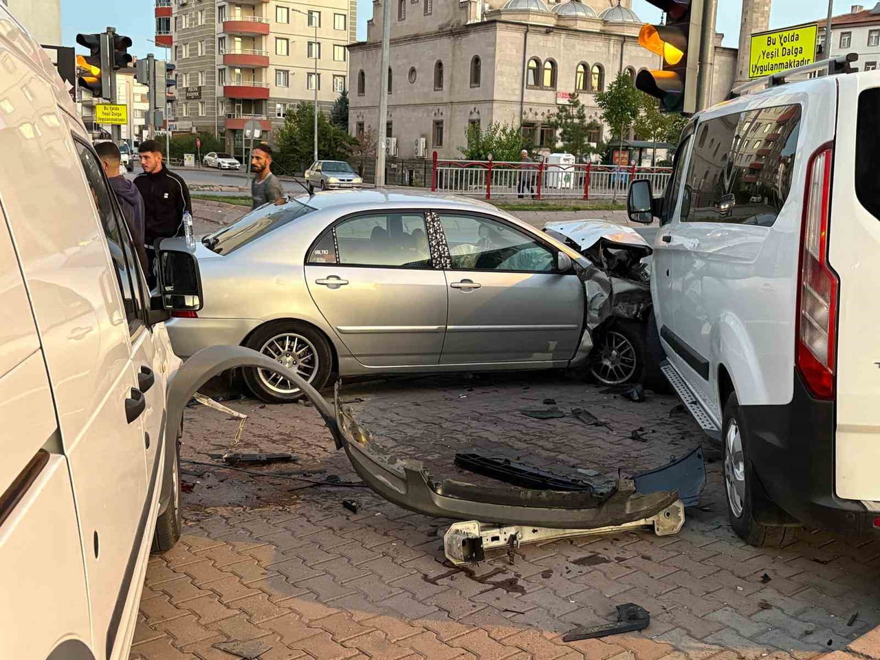 KAYSERİ’NİN KOCASİNAN İLÇESİNDE KONTROLDEN ÇIKAN OTOMOBİL PARK HALİNDEKİ 2 ARACA ÇARPTI. EKİPLER...