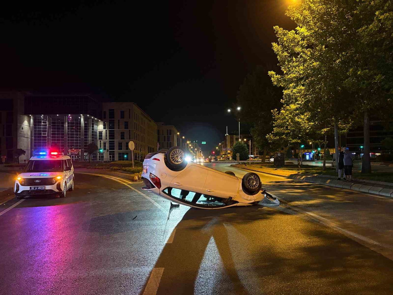 KAYSERİ’NİN KOCASİNAN İLÇESİNDE OTOMOBİLİYLE TAKLA ATAN SÜRÜCÜ ARACINI BIRAKARAK, KAZA MAHALİNDEN...