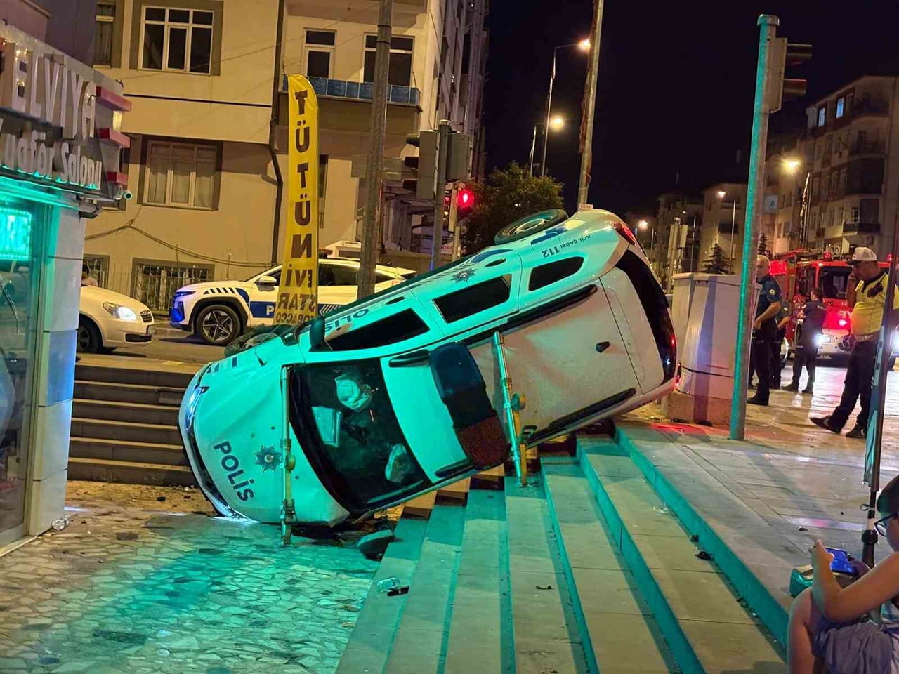 KAYSERİ’NİN KOCASİNAN İLÇESİNDE OTOMOBİLLE POLİS ARACININ ÇARPIŞTIĞI KAZADA POLİS ARACI YAN...