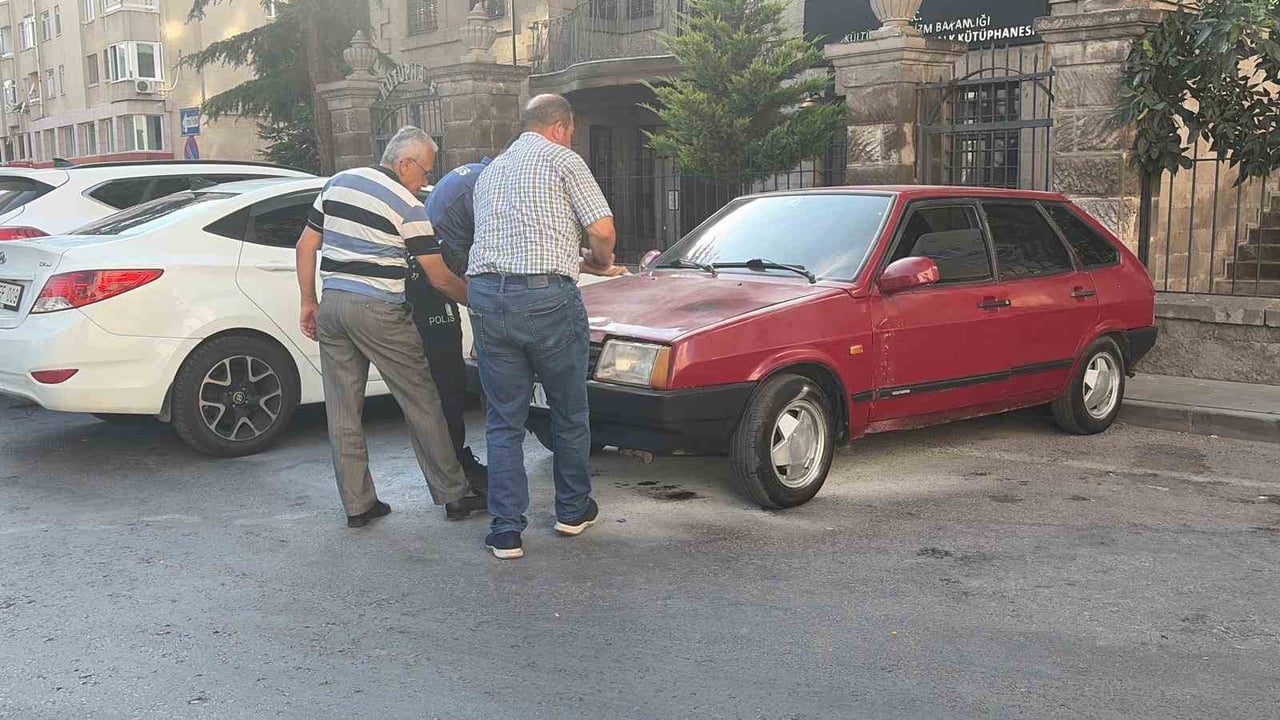 KAYSERİ’NİN KOCASİNAN İLÇESİNDE PARK HALİNDEKİ OTOMOBİLDE ÇIKAN YANGIN POLİS EKİPLERİNİN...