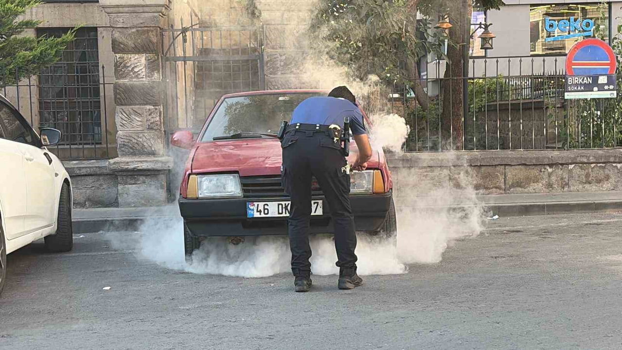 KAYSERİ’NİN KOCASİNAN İLÇESİNDE PARK HALİNDEKİ OTOMOBİLDE ÇIKAN YANGIN POLİS EKİPLERİNİN...
