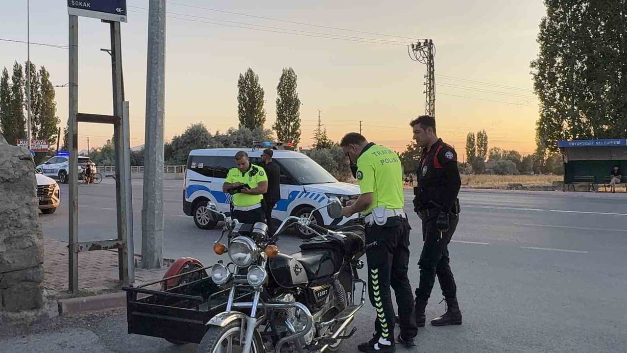KAYSERİ’NİN KOCASİNAN İLÇESİNDE UYGULAMA YAPAN EKİPLERİN İNCELEMEK İÇİN DURDURDUĞU VE KİMLİK...