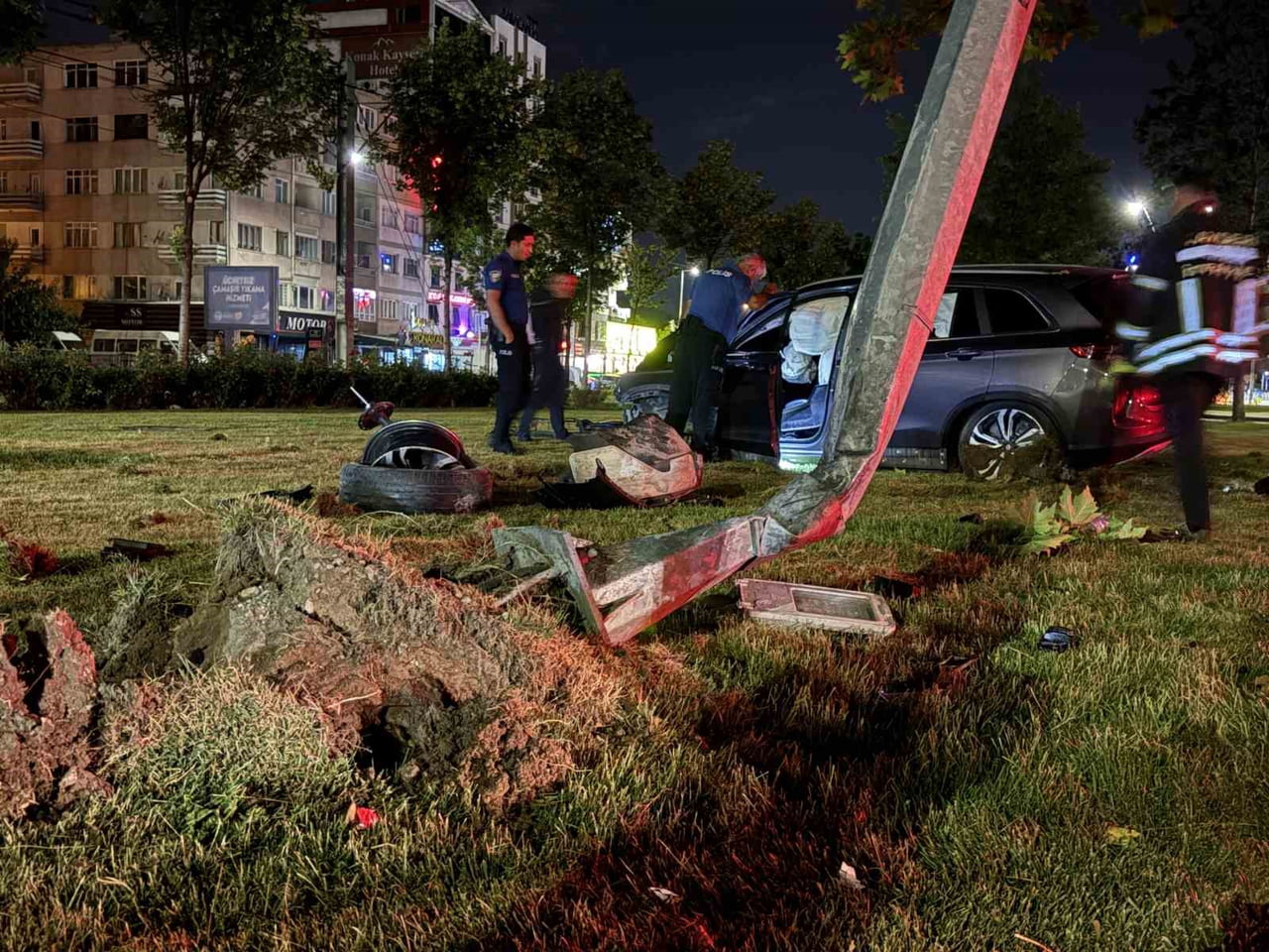 KAYSERİ’NİN KOCASİNAN İLÇESİNDE VİRAJI ALAMAYAN SUV TARZI ARAÇ KALDIRIMI AŞARAK, AYDINLATMA...