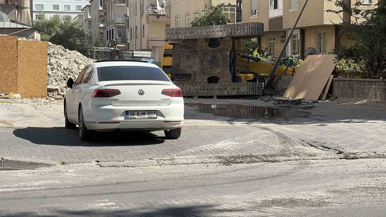 KAYSERİ’NİN KOCASİNAN İLÇESİNDE YIKIM ÇALIŞMASI YAPAN İŞ MAKİNASININ DEVRİLMESİ SONUCU BİR KİŞİ...