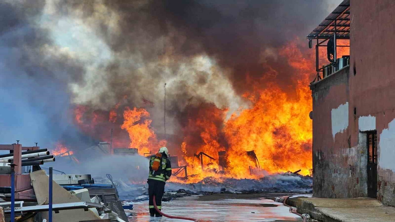 KAYSERİ’NİN MELİKGAZİ İLÇESİNDE AÇIK ALANDA BULUNAN HURDALAR ALEV ALDI.