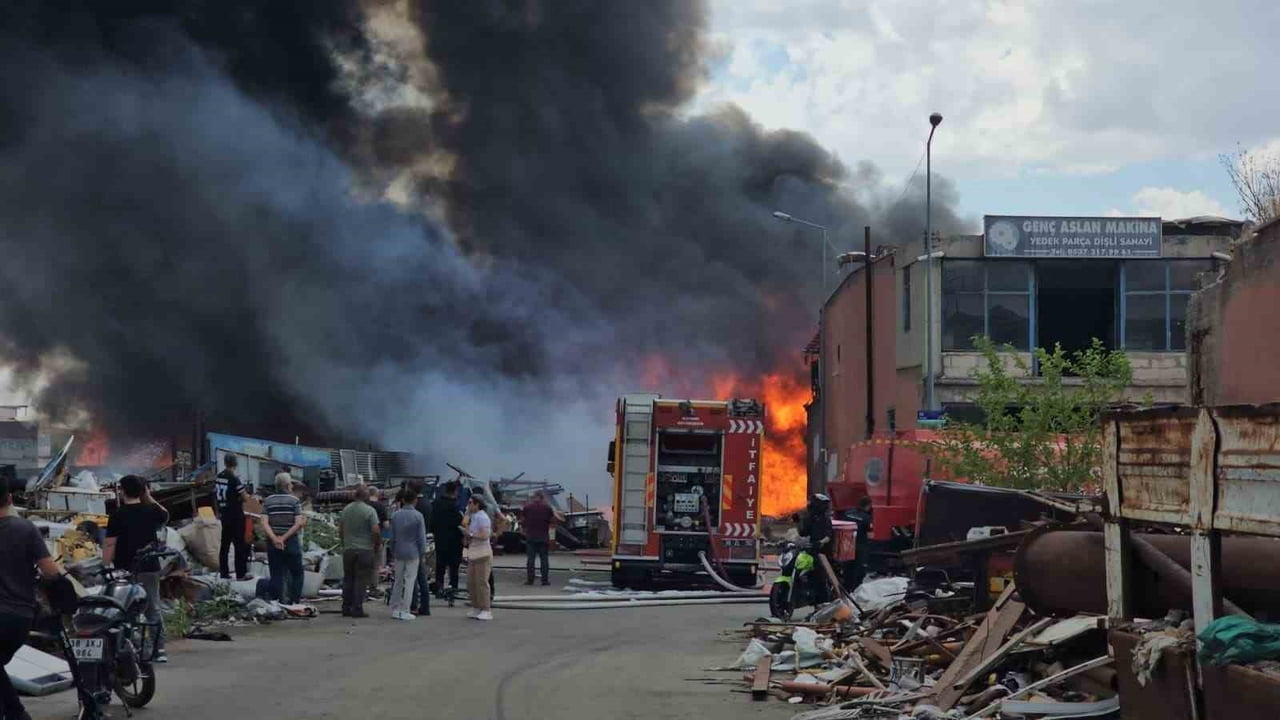 KAYSERİ’NİN MELİKGAZİ İLÇESİNDE AÇIK ALANDA BULUNAN HURDALAR ALEV ALDI.