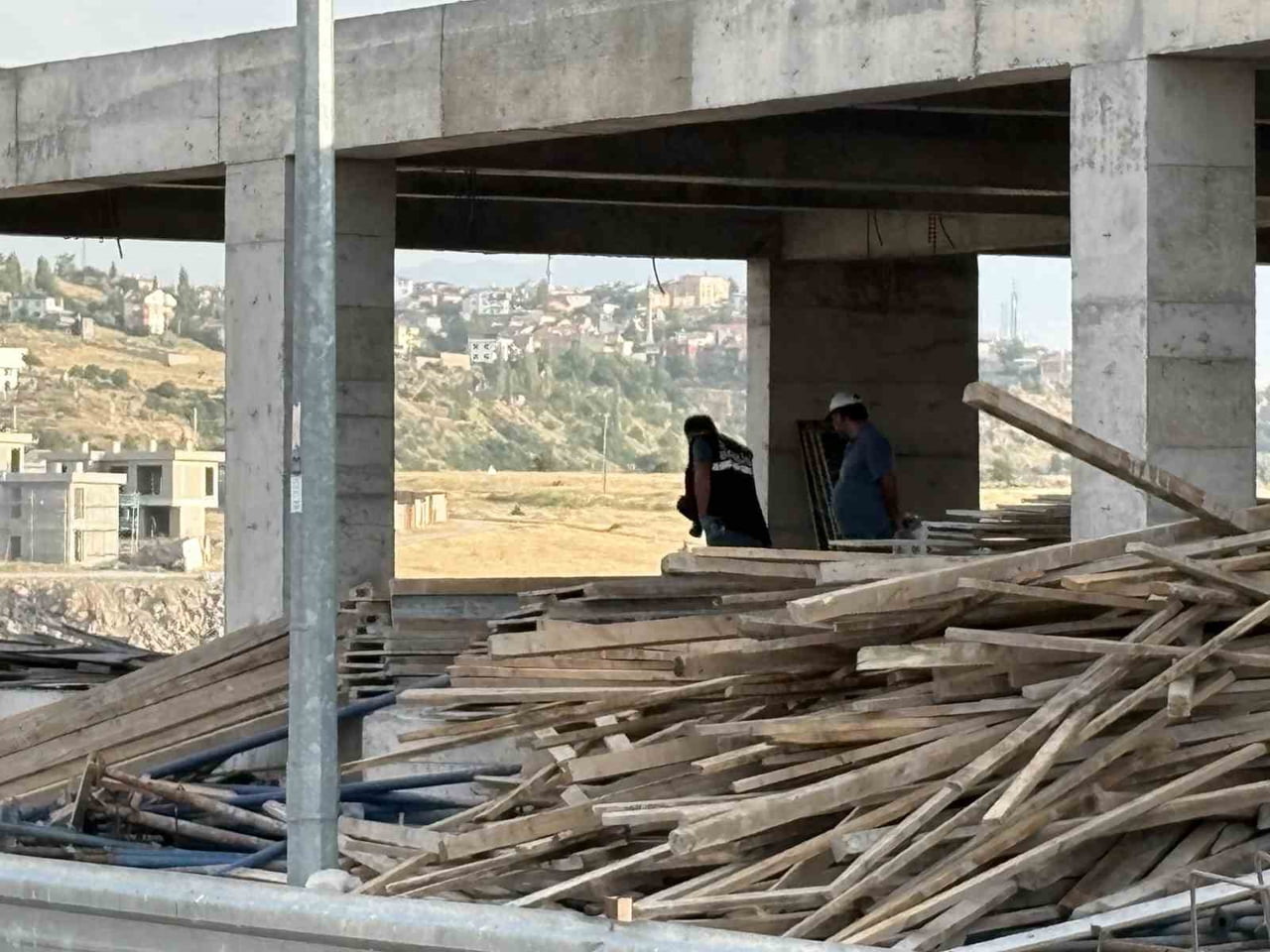 KAYSERİ’NİN MELİKGAZİ İLÇESİNDE BİR İNŞAATTA ZEMİN KATTAN BODRUM KATINA DÜŞEN İŞÇİ...