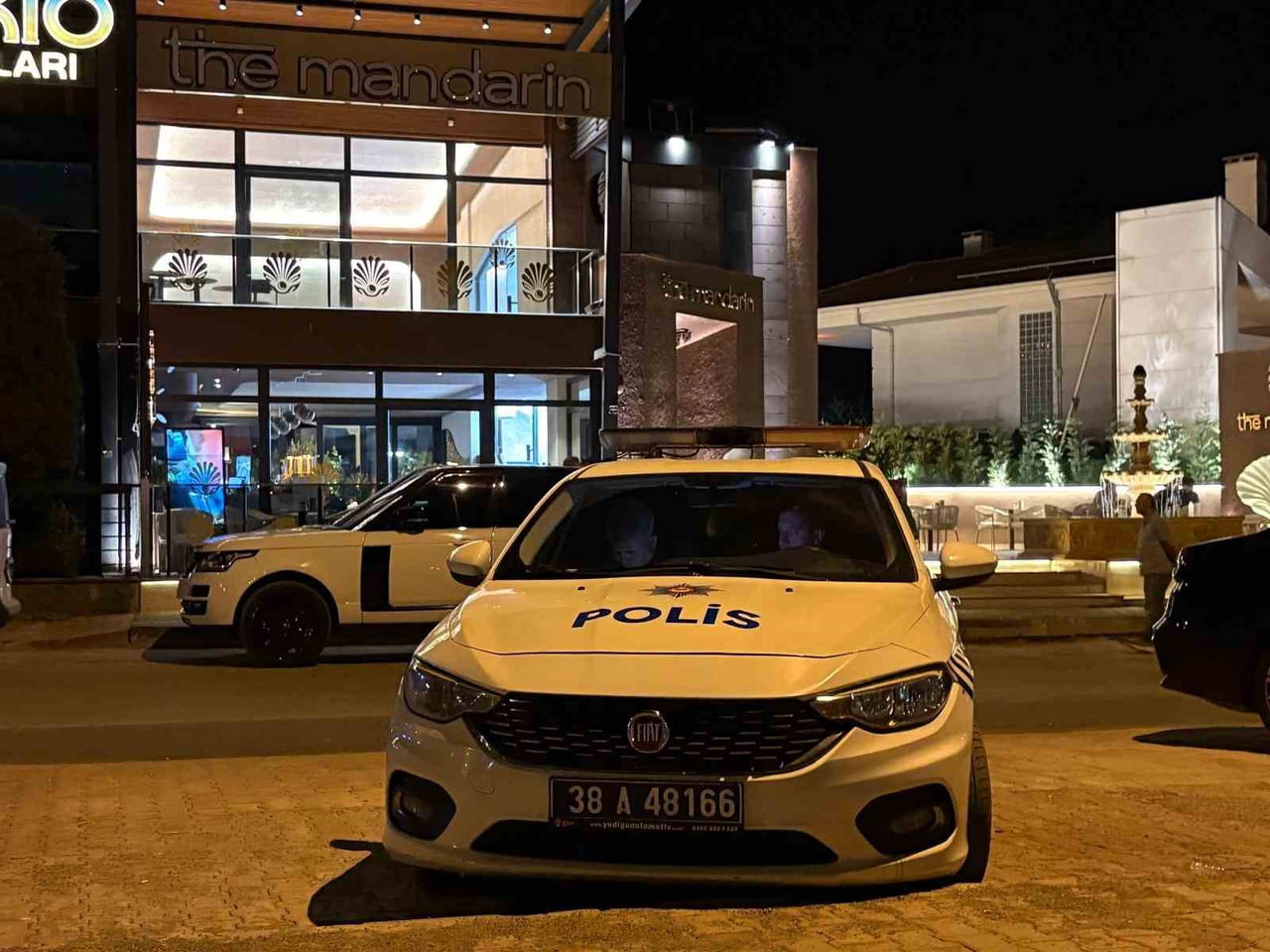 KAYSERİ’NİN MELİKGAZİ İLÇESİNDE BİR KAFEDE ÇIKAN BIÇAKLI KAVGADA 1 KİŞİ YARALANIRKEN, EKİPLER OLAY...