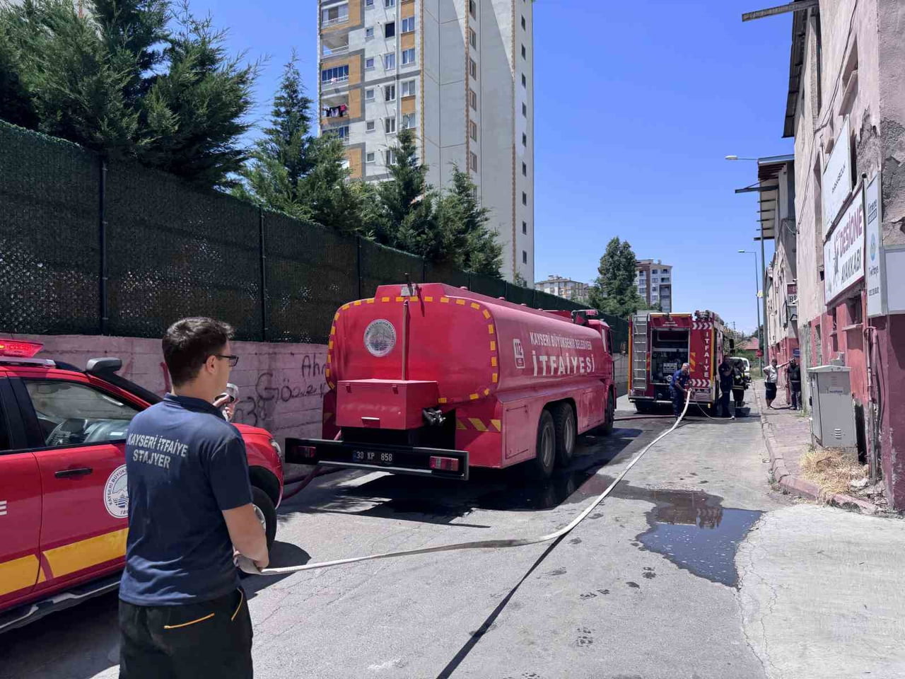 KAYSERİ’NİN MELİKGAZİ İLÇESİNDE BULUNAN BİR ÇELİK EŞYA ATÖLYESİNDE ÇIKAN YANGIN EKİPLERİN...