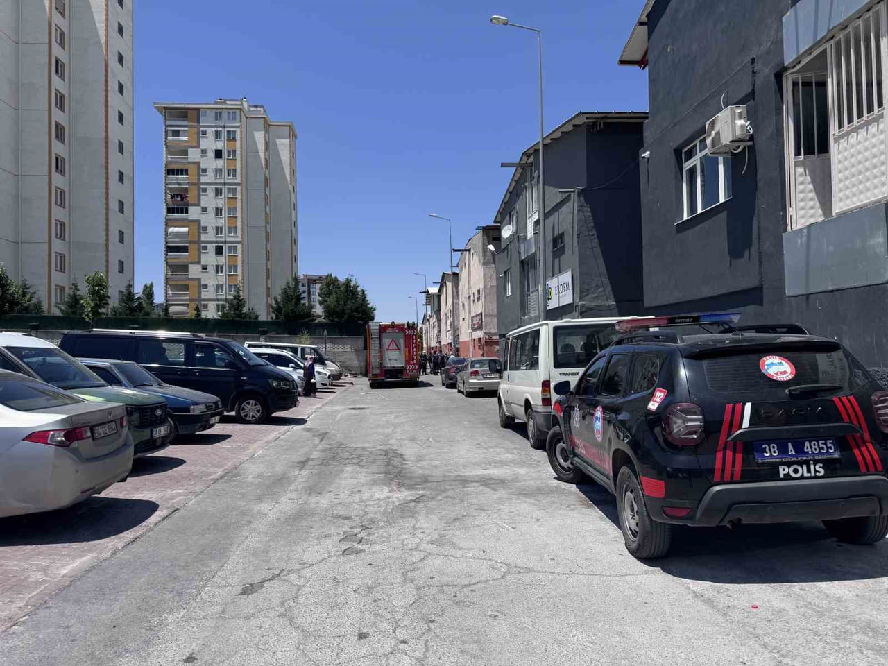 KAYSERİ’NİN MELİKGAZİ İLÇESİNDE BULUNAN BİR ÇELİK EŞYA ATÖLYESİNDE ÇIKAN YANGIN EKİPLERİN...