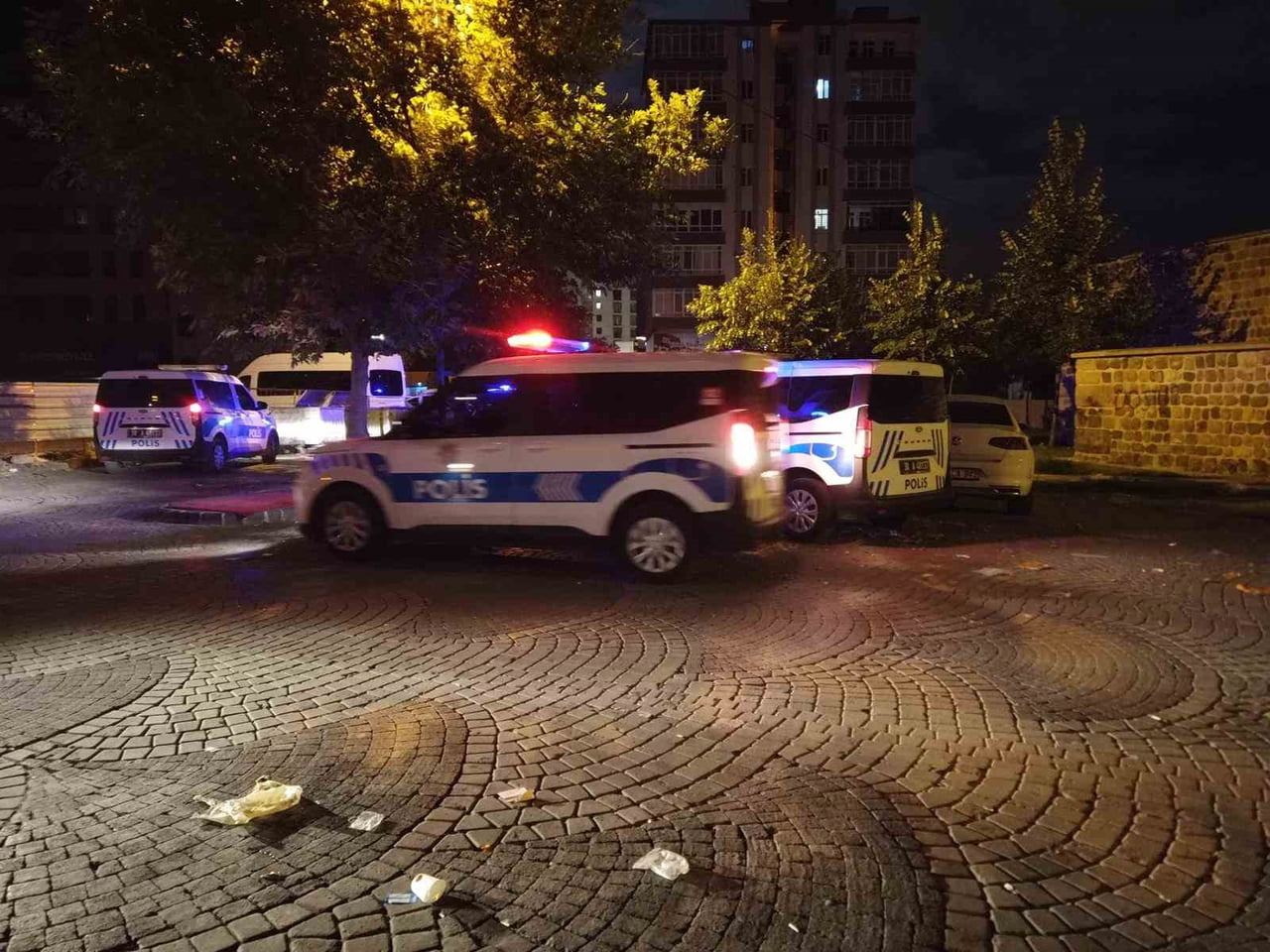 KAYSERİ’NİN MELİKGAZİ İLÇESİNDE ÇIKAN BIÇAKLI KAVGADA 1 KİŞİ BACAĞINDAN YARALANDI.