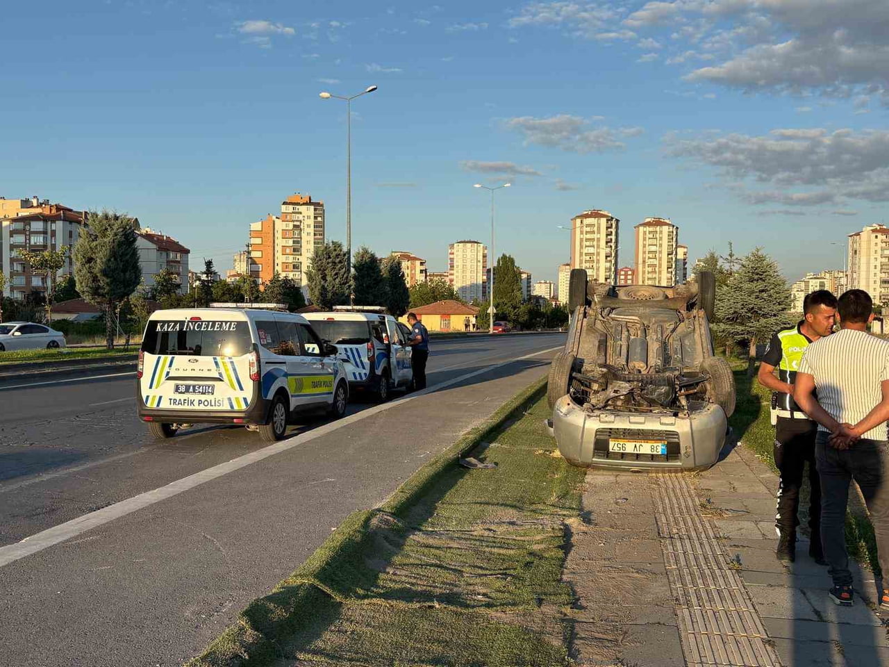 KAYSERİ’NİN MELİKGAZİ İLÇESİNDE KONTROLDEN ÇIKAN HAFİF TİCARİ ARAÇ TAKLA ATARKEN, KAZADA 1 KİŞİ...