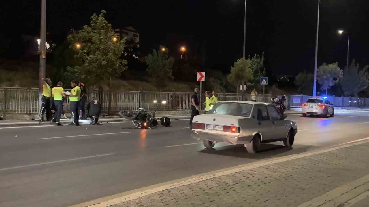 KAYSERİ’NİN MELİKGAZİ İLÇESİNDE KONTROLÜ KAYBOLAN MOTOSİKLETLİ POLİS AYDINLATMA DİREĞİNE...